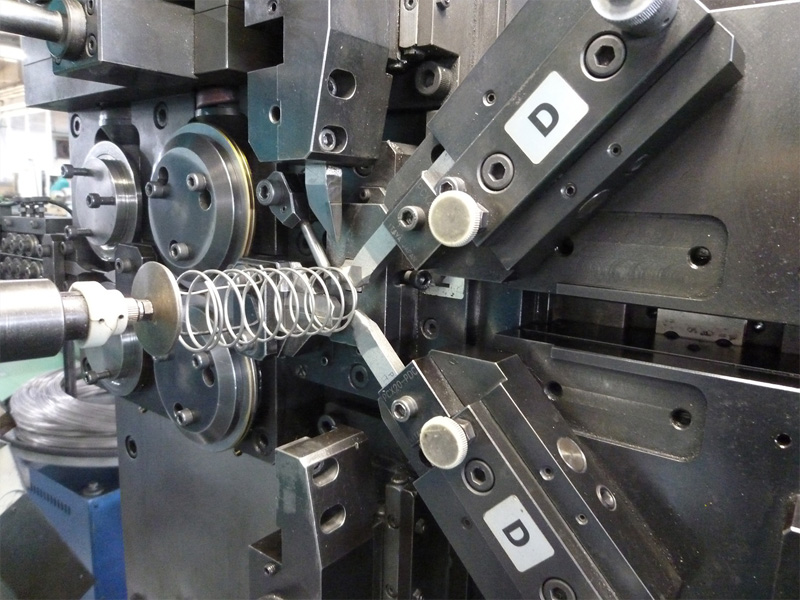 圧縮コイルばね冷間成形の製造工程 コイリング