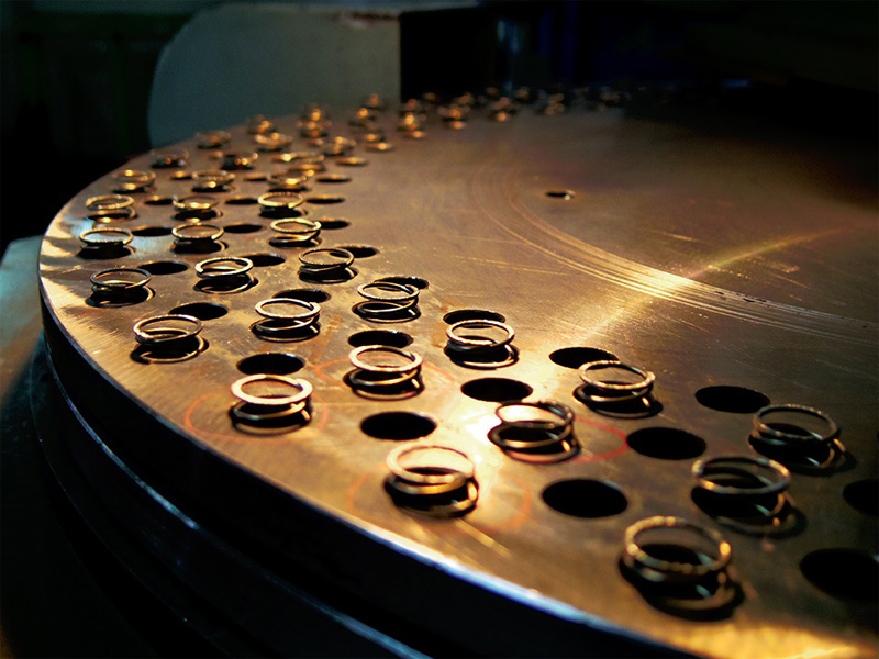 圧縮コイルばね冷間成形の製造工程 端面研削