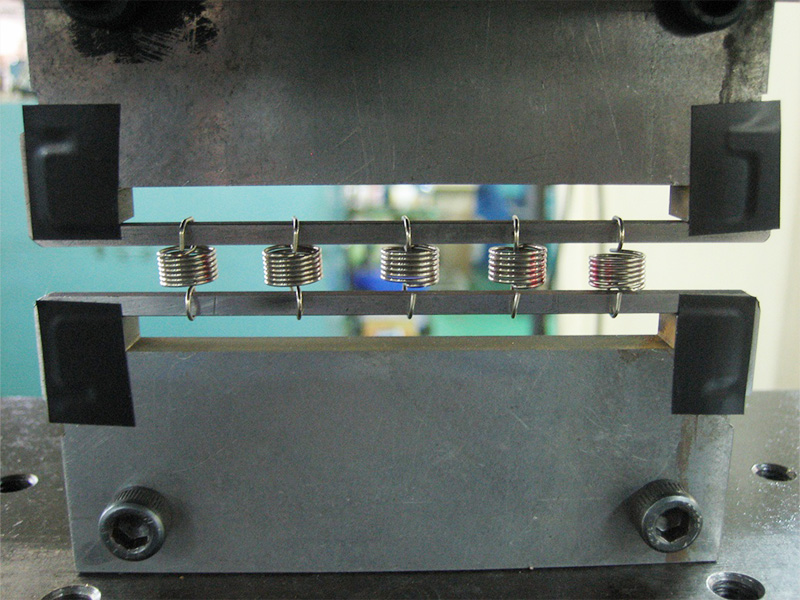 圧縮コイルばね冷間成形の製造工程 検査 銀メッキ、パーカ加工