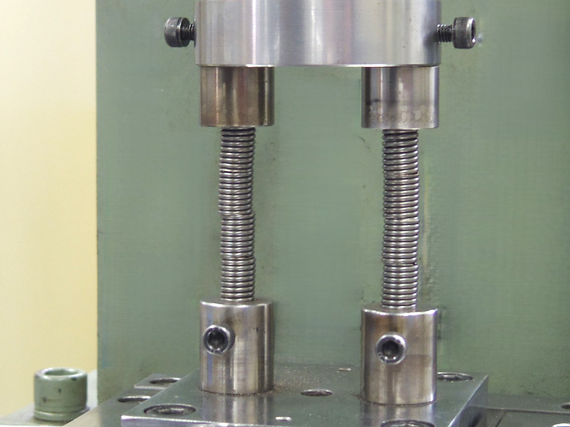 圧縮コイルばね冷間成形の製造工程 セッチング