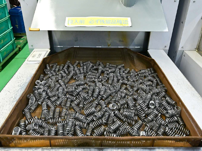 圧縮コイルばね冷間成形の製造工程 熱処理